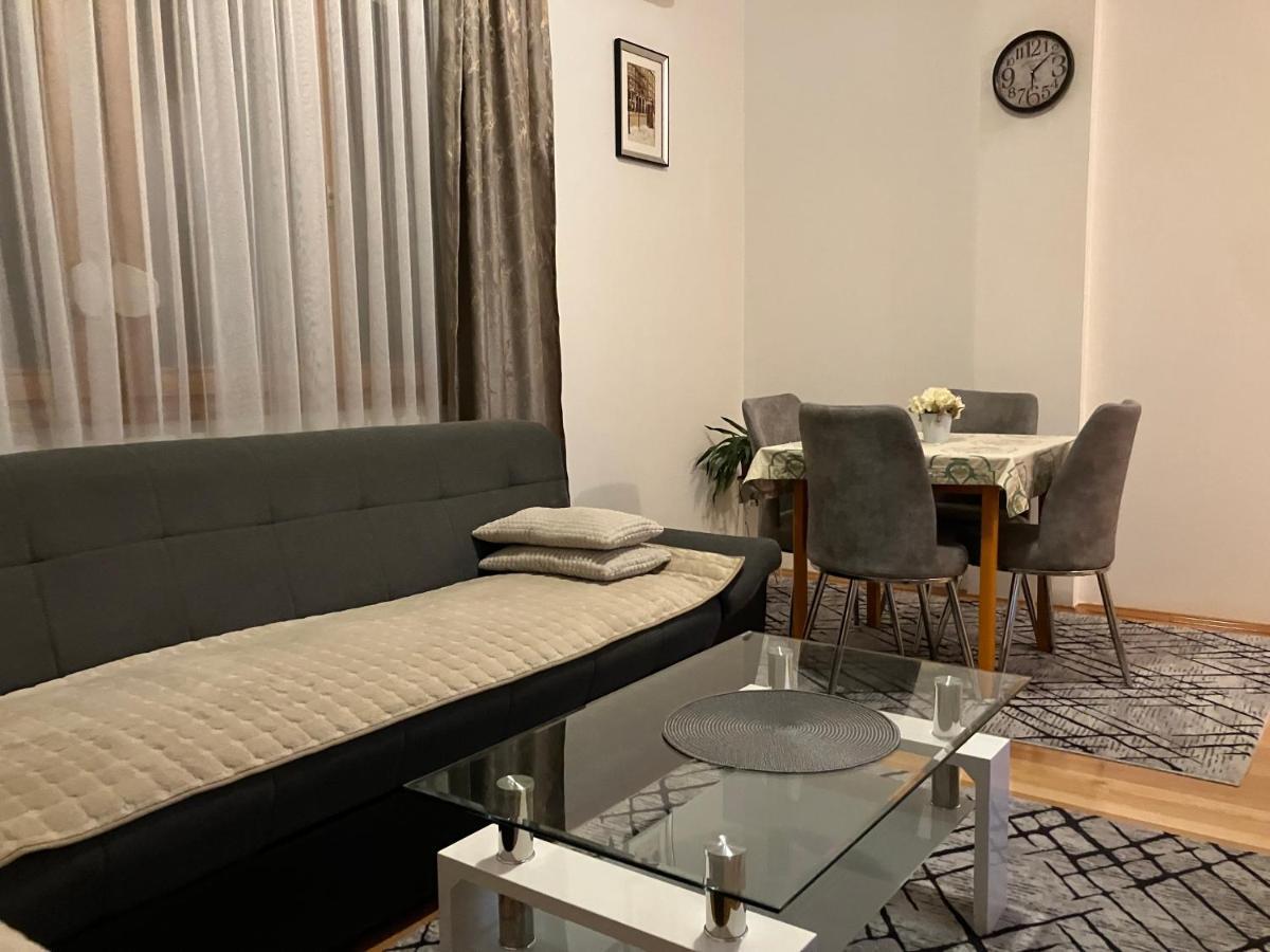 Stan Na Dan Centar Banja Luka Apartment ภายนอก รูปภาพ