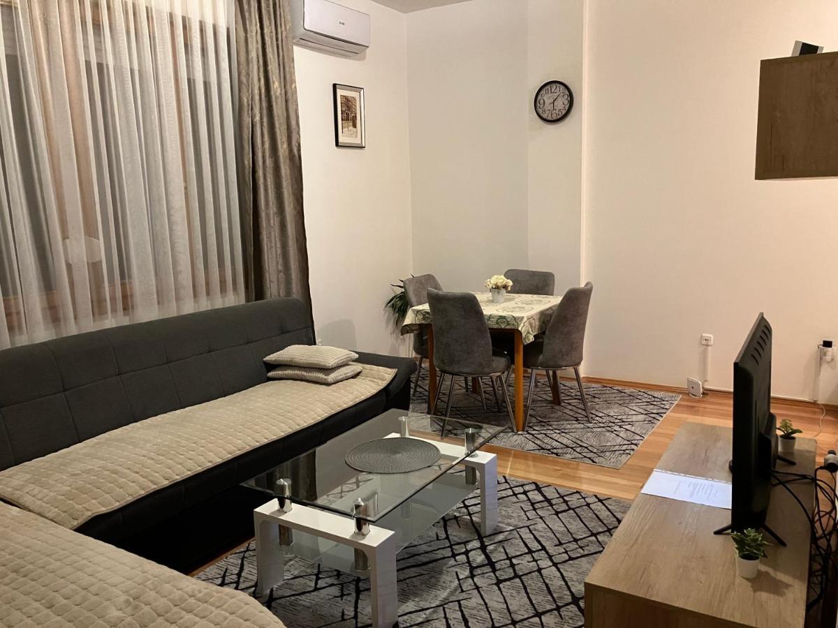 Stan Na Dan Centar Banja Luka Apartment ภายนอก รูปภาพ
