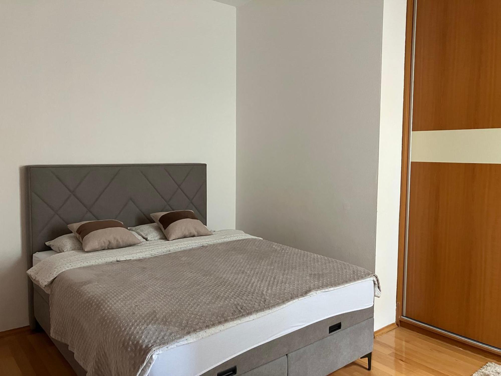 Stan Na Dan Centar Banja Luka Apartment ภายนอก รูปภาพ