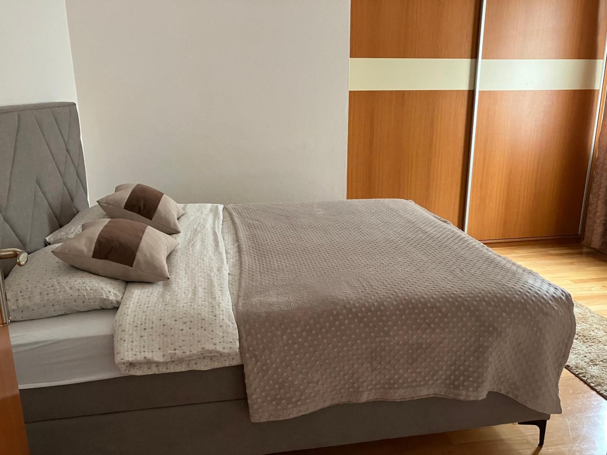 Stan Na Dan Centar Banja Luka Apartment ภายนอก รูปภาพ